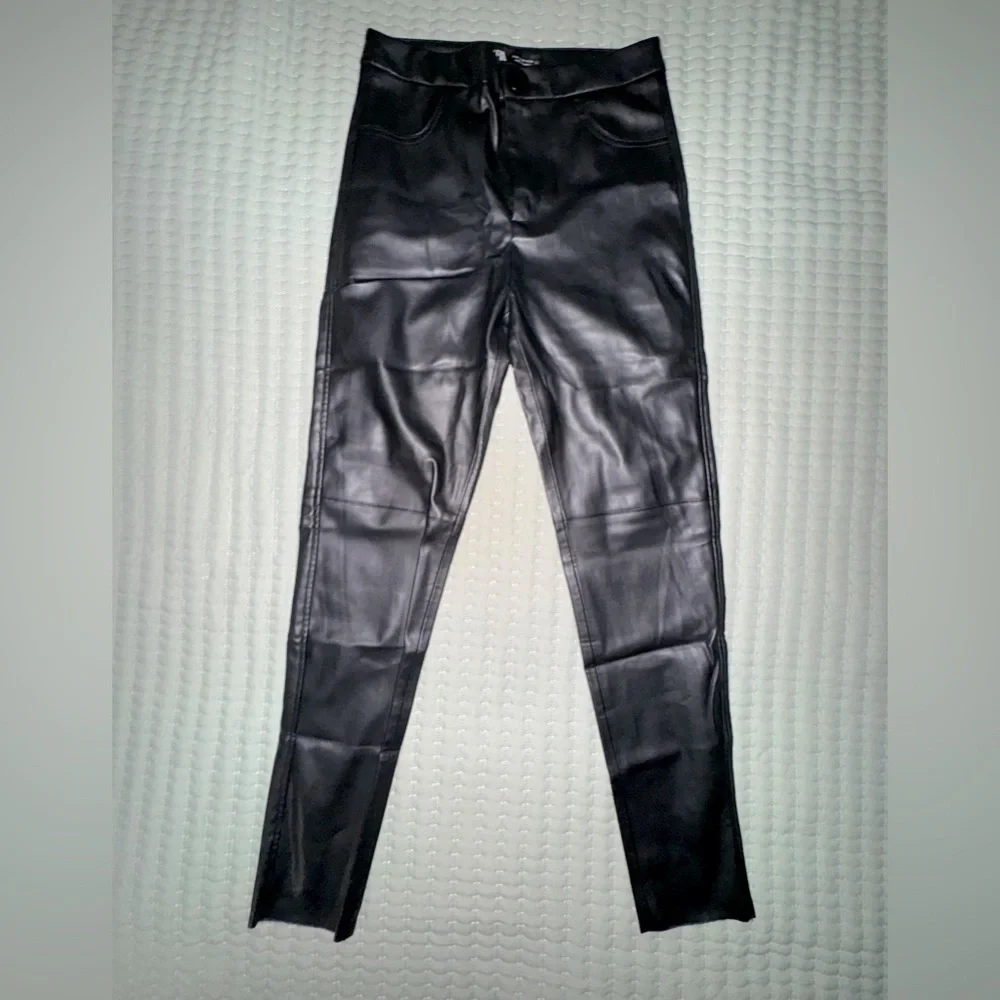 Zara black ankle faux leather pants in EUC  Size S